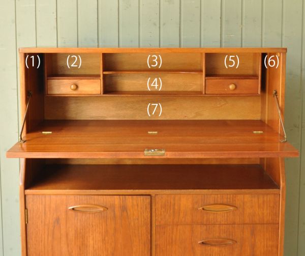 サイドバイサイド　アンティーク家具　北欧風のインテリア、ヴィンテージ家具のビューローデスク（机）。この通り天板は広々しているので、パソコンデスクとしても活躍してくれます。(k-1109-f)