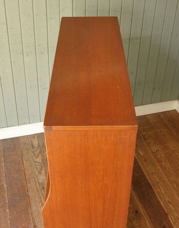 サイドバイサイド　アンティーク家具　北欧風のインテリア、ヴィンテージ家具のビューローデスク（机）。天板もピカピカにお直ししました。(k-1109-f)