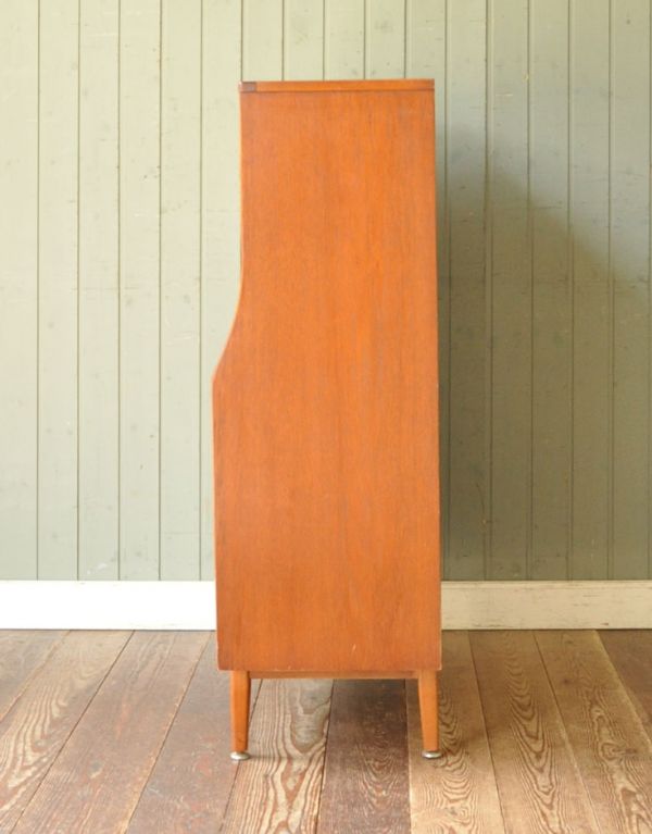 サイドバイサイド　アンティーク家具　北欧風のインテリア、ヴィンテージ家具のビューローデスク（机）。横から見てもピカピカです。(k-1109-f)