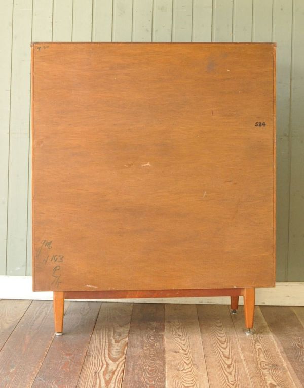 サイドバイサイド　アンティーク家具　北欧風のインテリア、ヴィンテージ家具のビューローデスク（机）。キチンとメンテナンスしてあるので、裏側もキレイです。(k-1109-f)