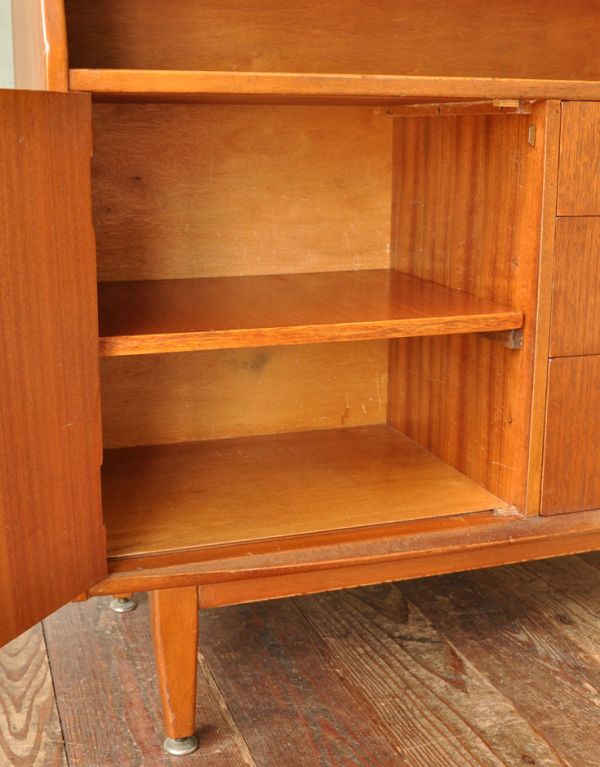 サイドバイサイド　アンティーク家具　北欧風のインテリア、ヴィンテージ家具のビューローデスク（机）。下は扉収納になっています。(k-1109-f)