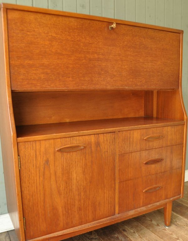 サイドバイサイド　アンティーク家具　北欧風のインテリア、ヴィンテージ家具のビューローデスク（机）。中央にオープン棚があります。(k-1109-f)