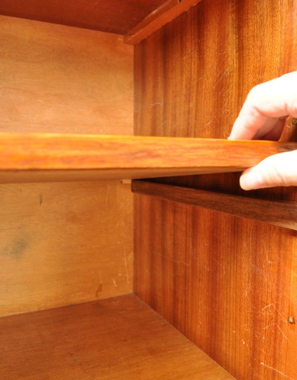 サイドバイサイド　アンティーク家具　北欧風のインテリア、ヴィンテージ家具のビューローデスク（机）。下の扉内収納の棚板は可動です。(k-1109-f)