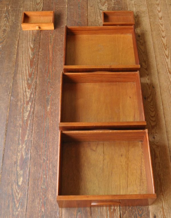 サイドバイサイド　アンティーク家具　北欧風のインテリア、ヴィンテージ家具のビューローデスク（机）。引き出しは３杯付いています。(k-1109-f)