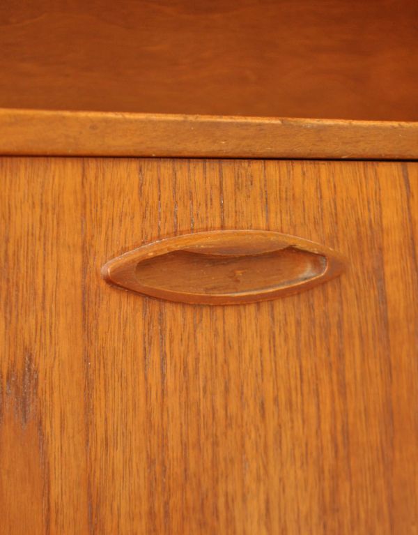 サイドバイサイド　アンティーク家具　北欧風のインテリア、ヴィンテージ家具のビューローデスク（机）。オシャレな木の取っ手。(k-1109-f)