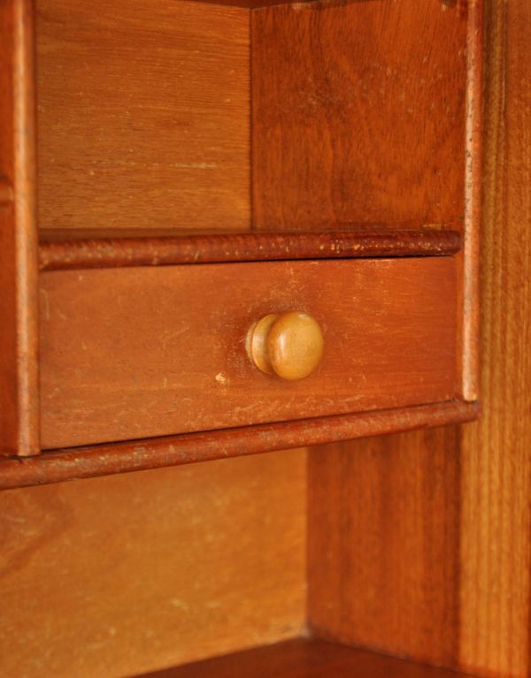 サイドバイサイド　アンティーク家具　北欧風のインテリア、ヴィンテージ家具のビューローデスク（机）。ビューロー内にある小引き出しの取っ手です。(k-1109-f)