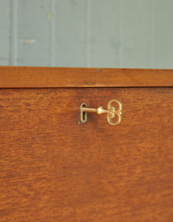 サイドバイサイド　アンティーク家具　北欧風のインテリア、ヴィンテージ家具のビューローデスク（机）。ビューローの取っ手は鍵です。(k-1109-f)