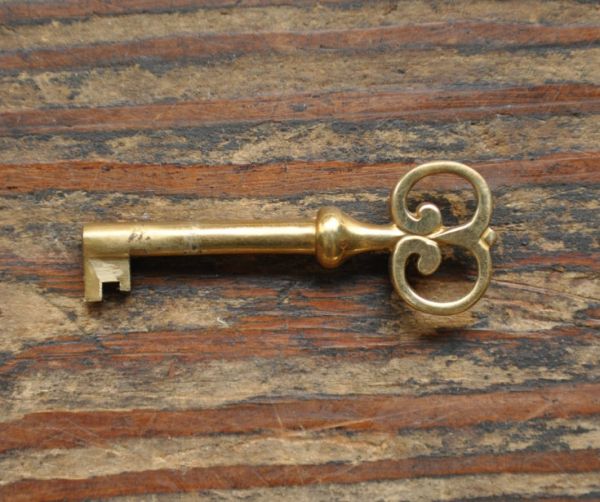 サイドバイサイド　アンティーク家具　北欧風のインテリア、ヴィンテージ家具のビューローデスク（机）。ビューロー用の鍵です。(k-1109-f)