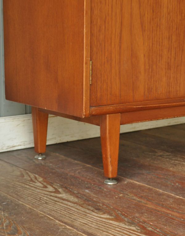 サイドバイサイド　アンティーク家具　北欧風のインテリア、ヴィンテージ家具のビューローデスク（机）。脚はすっきりしたデザインです。(k-1109-f)