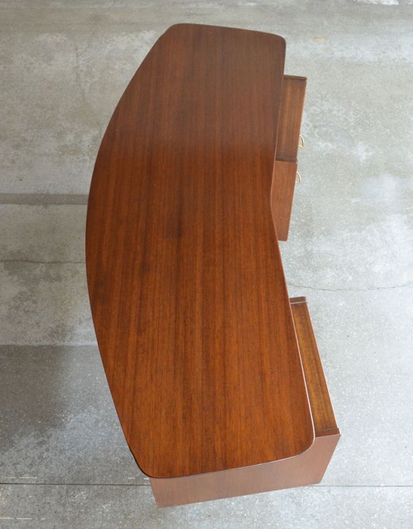 G-PLAN(Gプラン)　アンティーク家具　カッコイイ北欧テイストのビンテージ家具、Gプランのライティングデスク（机）。広い天板は作業がしやすくて重宝しますよ！きちんとお直ししているので、天板もキレイな状態です。(k-1110-f)