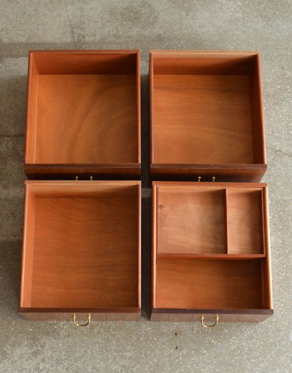 G-PLAN(Gプラン)　アンティーク家具　カッコイイ北欧テイストのビンテージ家具、Gプランのライティングデスク（机）。引き出しは全部で４杯。(k-1110-f)