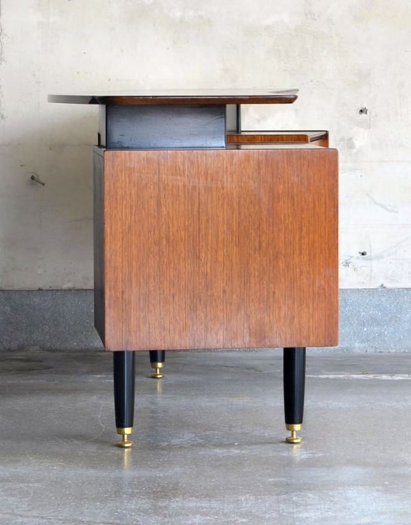 G-PLAN(Gプラン)　アンティーク家具　カッコイイ北欧テイストのビンテージ家具、Gプランのライティングデスク（机）。サイドも美しいです。(k-1110-f)