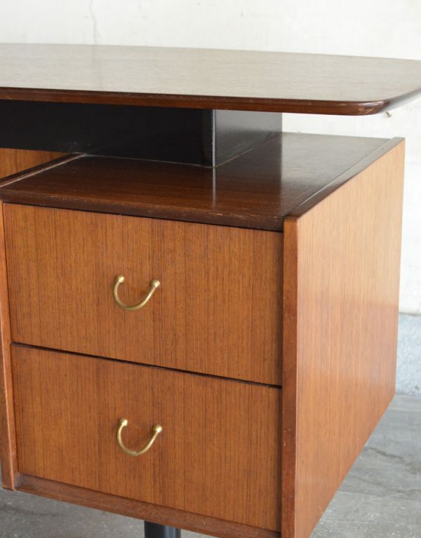 G-PLAN(Gプラン)　アンティーク家具　カッコイイ北欧テイストのビンテージ家具、Gプランのライティングデスク（机）。北欧風インテリアに似合いそうなかっこいいデザインです。(k-1110-f)