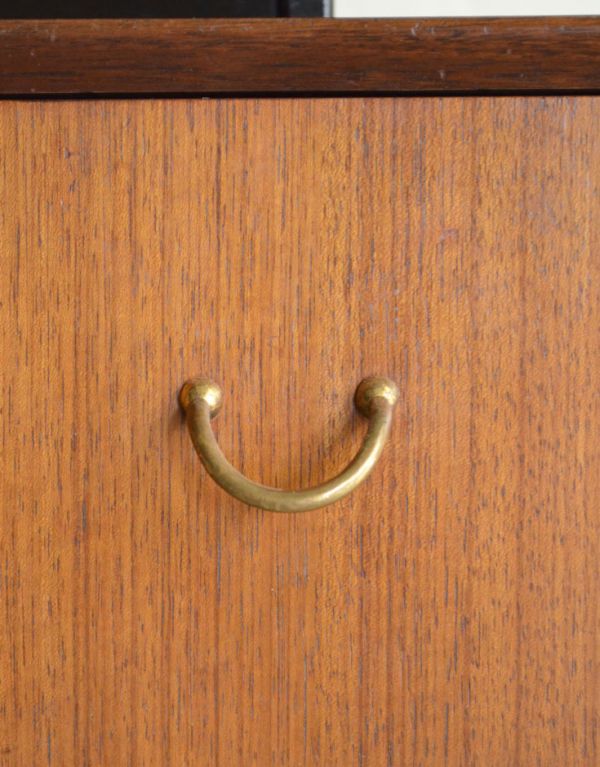 G-PLAN(Gプラン)　アンティーク家具　カッコイイ北欧テイストのビンテージ家具、Gプランのライティングデスク（机）。可愛いゴールドの取っ手です。(k-1110-f)