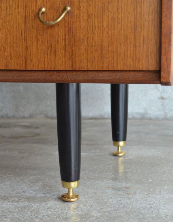 G-PLAN(Gプラン)　アンティーク家具　カッコイイ北欧テイストのビンテージ家具、Gプランのライティングデスク（机）。しっかりとした安定感があります。(k-1110-f)