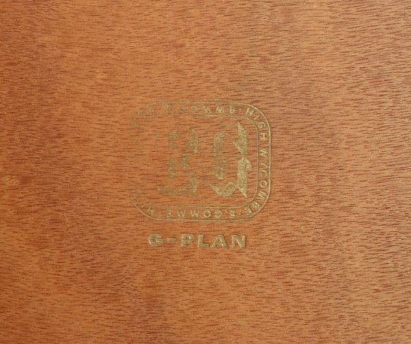 G-PLAN(Gプラン)　アンティーク家具　カッコイイ北欧テイストのビンテージ家具、Gプランのライティングデスク（机）。「G-PLAN」のロゴが付いていました。(k-1110-f)