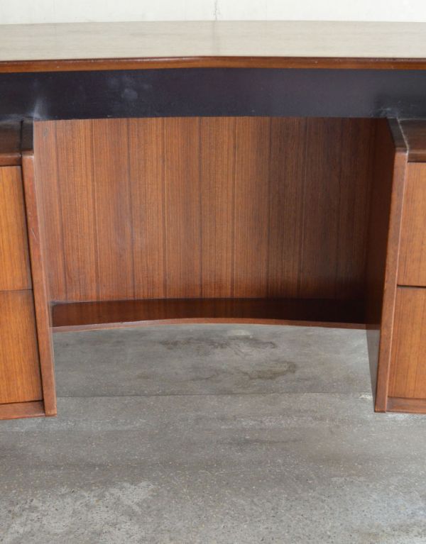 G-PLAN(Gプラン)　アンティーク家具　カッコイイ北欧テイストのビンテージ家具、Gプランのライティングデスク（机）。下にも小さな棚が付いています。(k-1110-f)