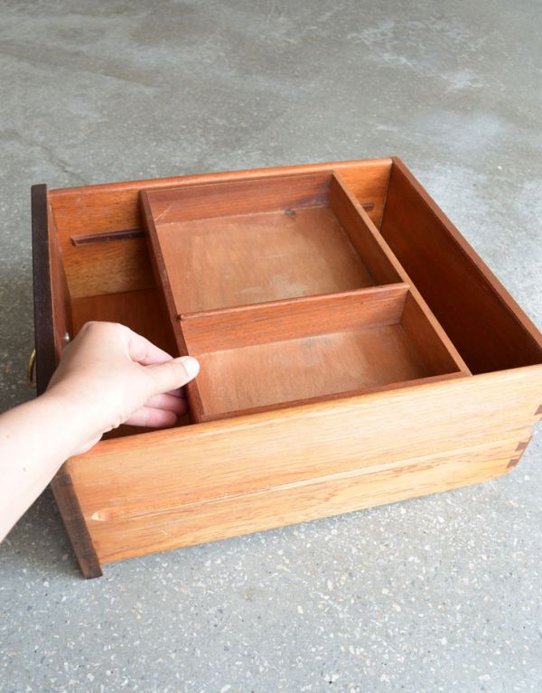 G-PLAN(Gプラン)　アンティーク家具　カッコイイ北欧テイストのビンテージ家具、Gプランのライティングデスク（机）。右側の引き出しの上段にはスライドするトレーが付いています。(k-1110-f)