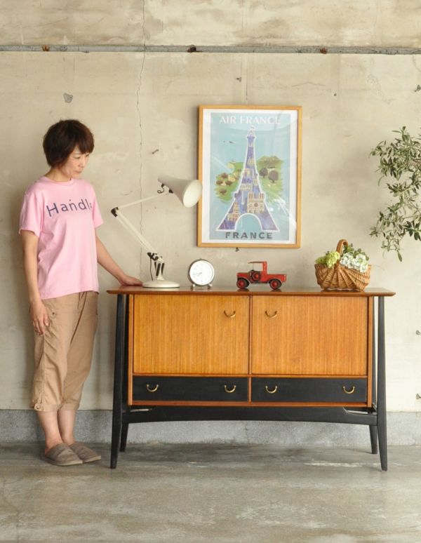 アンティーク家具　ブラックのラインがカッコイイ、Gプランのヴィンテージサイドボード。スッキリとかっこいいデザインが特徴のサイドボード。(k-1111-f)