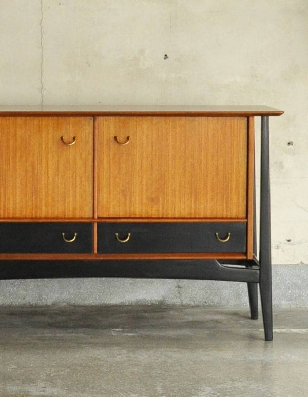 アンティーク家具　ブラックのラインがカッコイイ、Gプランのヴィンテージサイドボード。リビングで電話などの置き場所として使っても最適です。(k-1111-f)