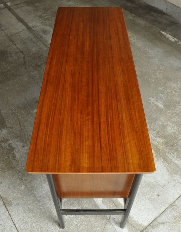 アンティーク家具　ブラックのラインがカッコイイ、Gプランのヴィンテージサイドボード。天板もキレイに塗装を仕上げました。(k-1111-f)