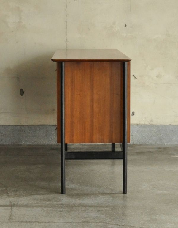 アンティーク家具　ブラックのラインがカッコイイ、Gプランのヴィンテージサイドボード。サイドから見てもキレイな状態です。(k-1111-f)