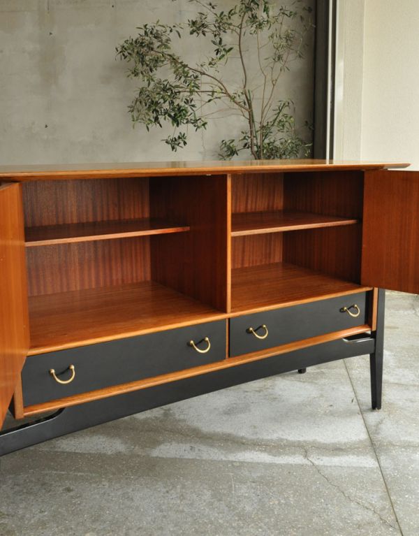 アンティーク家具　ブラックのラインがカッコイイ、Gプランのヴィンテージサイドボード。左右の扉内には、棚板が付いているのできちんと整理整頓ができます。(k-1111-f)