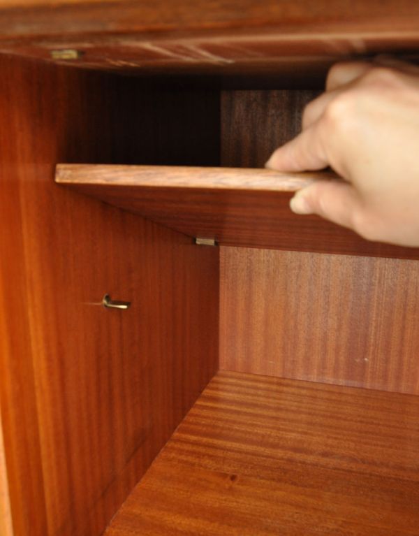 アンティーク家具　ブラックのラインがカッコイイ、Gプランのヴィンテージサイドボード。DVDとレコーダーが一緒に収納できるような広々とした収納です。(k-1111-f)