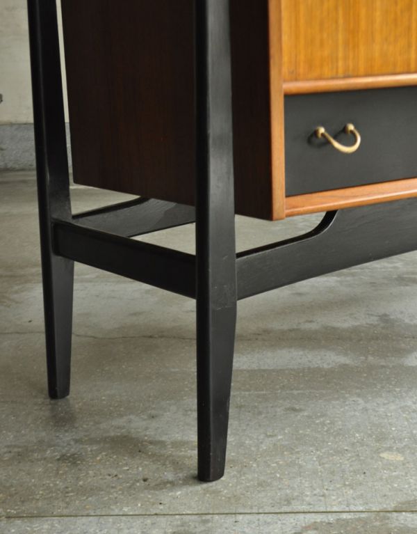 アンティーク家具　ブラックのラインがカッコイイ、Gプランのヴィンテージサイドボード。安定感のある脚がしっかり支えます。(k-1111-f)