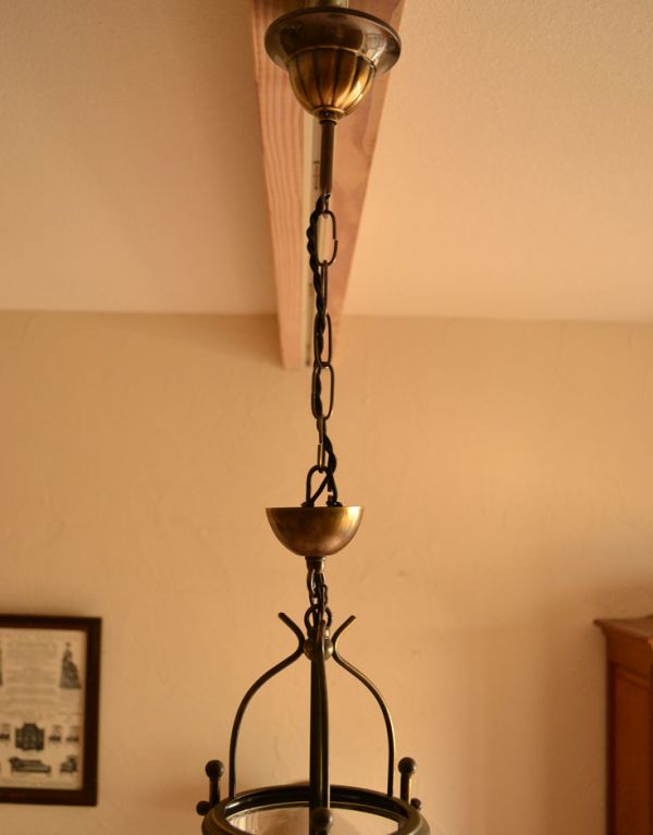 アンティークの照明　照明・ライティング　キャンドルに灯る明かりのよう・・・英国アンティークのペンダントライト（2灯）。アンティークのこのランプに合わせたブラックコードがシックです。(k-1112-z)