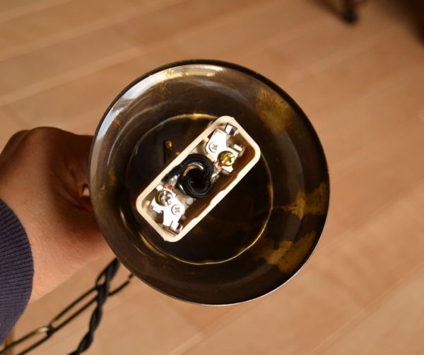 アンティークの照明　照明・ライティング　キャンドルに灯る明かりのよう・・・英国アンティークのペンダントライト（2灯）。引っ掛けシーリングのタイプに加工してお届けしますので、リビングやダイニングテーブルの上などお好きな場所に簡単に取り付けてみてください。(k-1112-z)