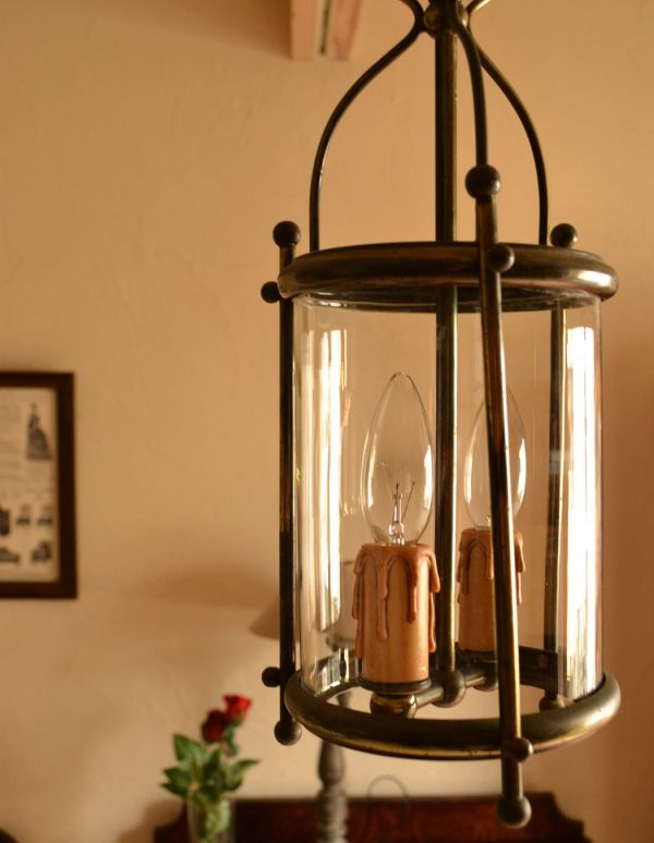 アンティークの照明　照明・ライティング　キャンドルに灯る明かりのよう・・・英国アンティークのペンダントライト（2灯）。アンティークでしか見つからない、素敵なランプです。(k-1112-z)