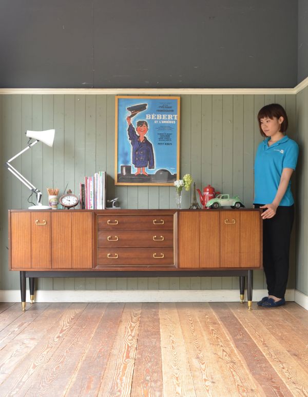 G-PLAN(Gプラン)　アンティーク家具　リビングボードにオススメのヴィンテージ家具、Gプランの２トーンサイドボード。脚があるので軽やかな印象です。(k-1113-f)