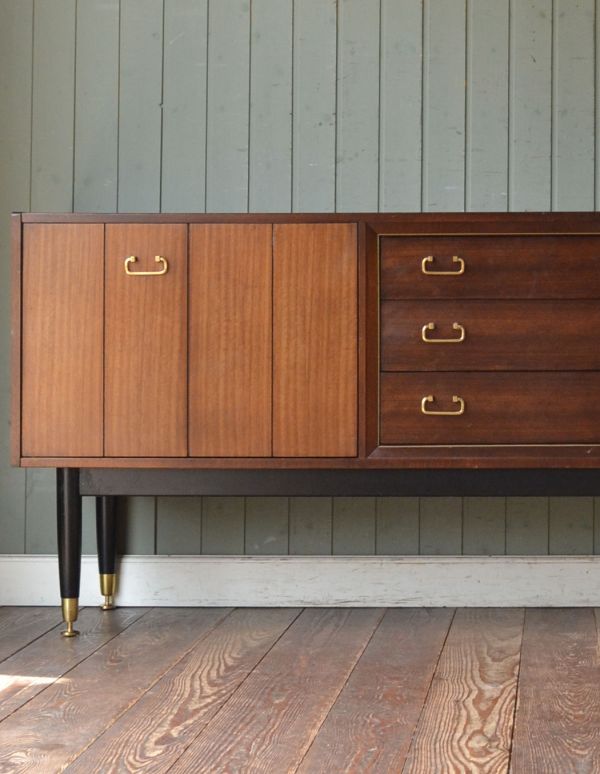 G-PLAN(Gプラン)　アンティーク家具　リビングボードにオススメのヴィンテージ家具、Gプランの２トーンサイドボード。両サイドに両開きの扉が付いている、なんとも可愛いデザインです！家電もオシャレに見えてしまいます。(k-1113-f)