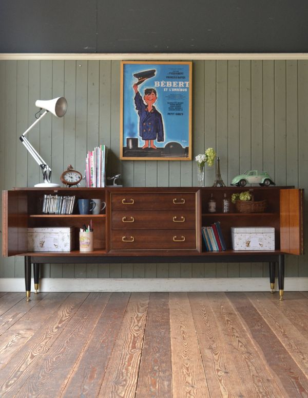 G-PLAN(Gプラン)　アンティーク家具　リビングボードにオススメのヴィンテージ家具、Gプランの２トーンサイドボード。両サイドの扉の奥はたっぷり収納。(k-1113-f)