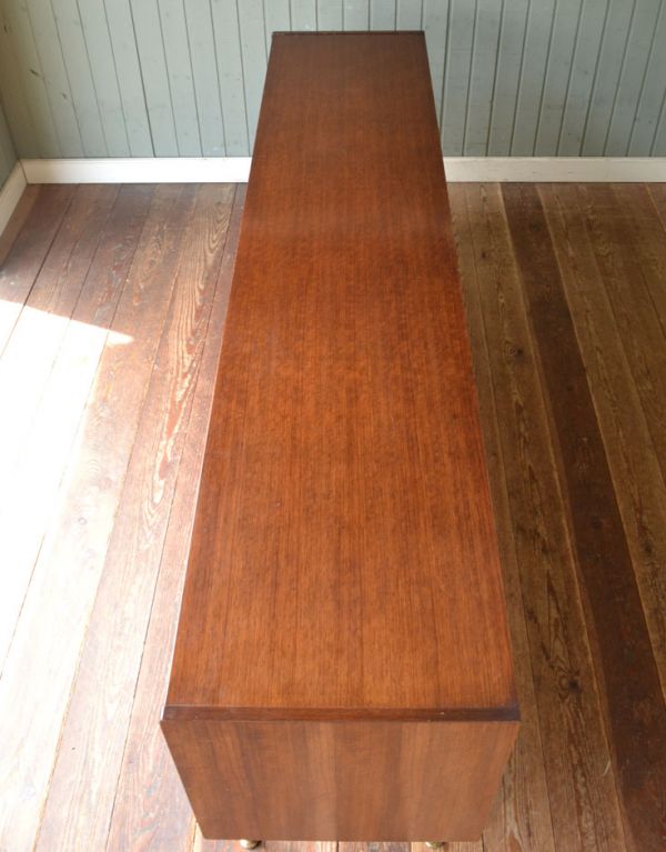 G-PLAN(Gプラン)　アンティーク家具　リビングボードにオススメのヴィンテージ家具、Gプランの２トーンサイドボード。天板もキレイに塗装を仕上げました。(k-1113-f)