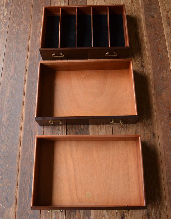 G-PLAN(Gプラン)　アンティーク家具　リビングボードにオススメのヴィンテージ家具、Gプランの２トーンサイドボード。引き出しがあるので細かいものもしまえます。(k-1113-f)