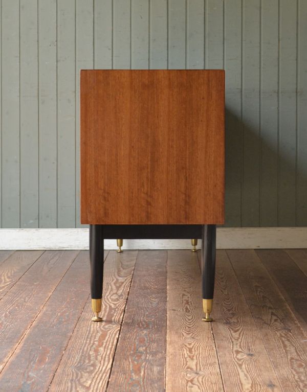 G-PLAN(Gプラン)　アンティーク家具　リビングボードにオススメのヴィンテージ家具、Gプランの２トーンサイドボード。サイドから見てもキレイな状態です。(k-1113-f)