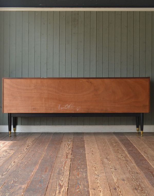 G-PLAN(Gプラン)　アンティーク家具　リビングボードにオススメのヴィンテージ家具、Gプランの２トーンサイドボード。きちんとメンテナンスをしているので、裏側もキレイな状態です。(k-1113-f)