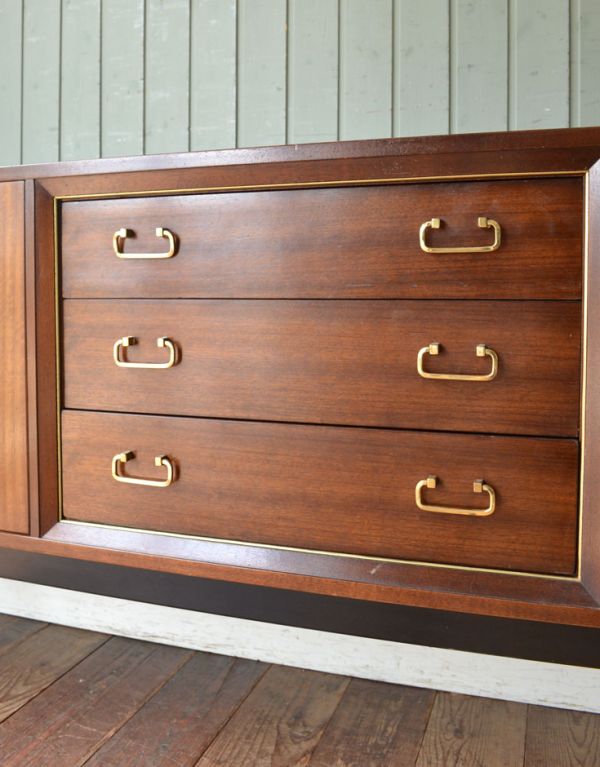 G-PLAN(Gプラン)　アンティーク家具　リビングボードにオススメのヴィンテージ家具、Gプランの２トーンサイドボード。G-PLANらしいシンプルかつ使いやすい取っ手です。(k-1113-f)