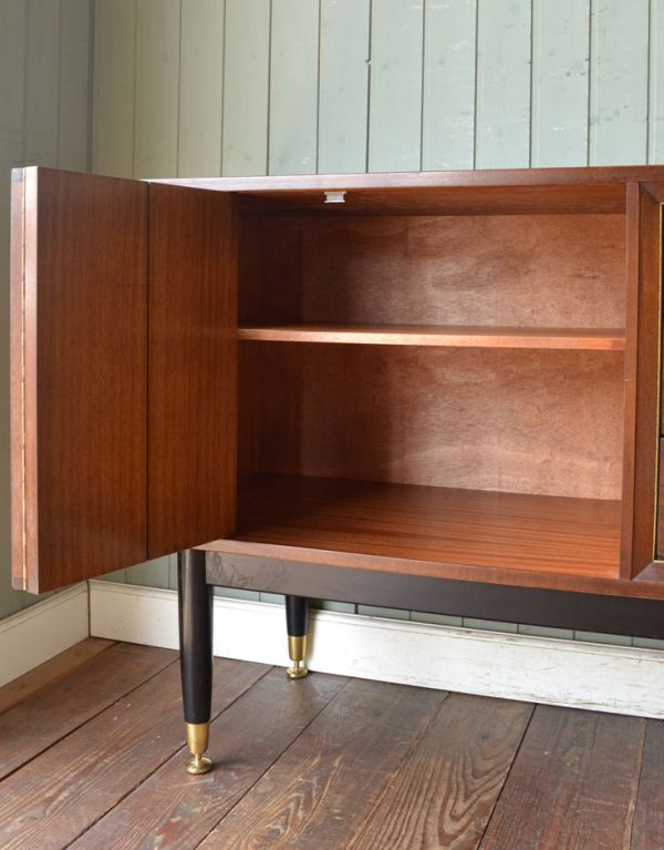 G-PLAN(Gプラン)　アンティーク家具　リビングボードにオススメのヴィンテージ家具、Gプランの２トーンサイドボード。左右の扉内には、棚板が付いているのできちんと整理整頓ができます。(k-1113-f)