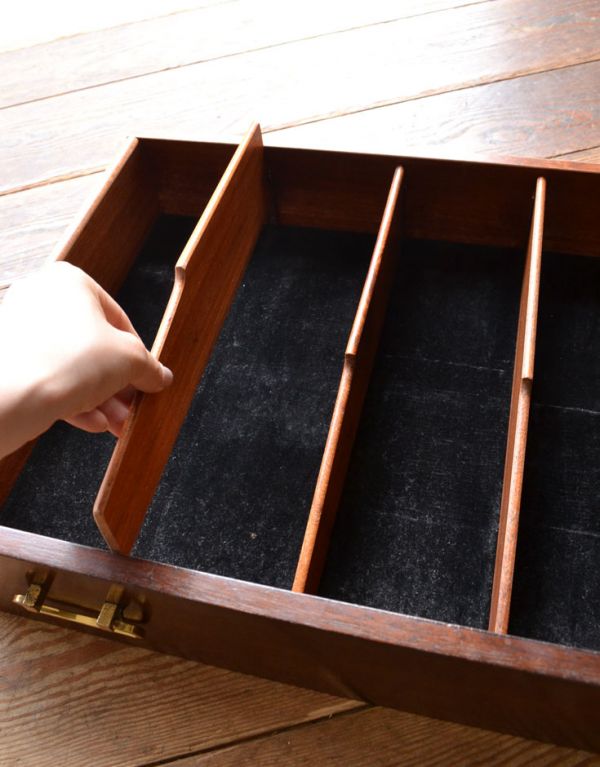 G-PLAN(Gプラン)　アンティーク家具　リビングボードにオススメのヴィンテージ家具、Gプランの２トーンサイドボード。引き出しの上段は黒いフェルトが張ってあります。(k-1113-f)