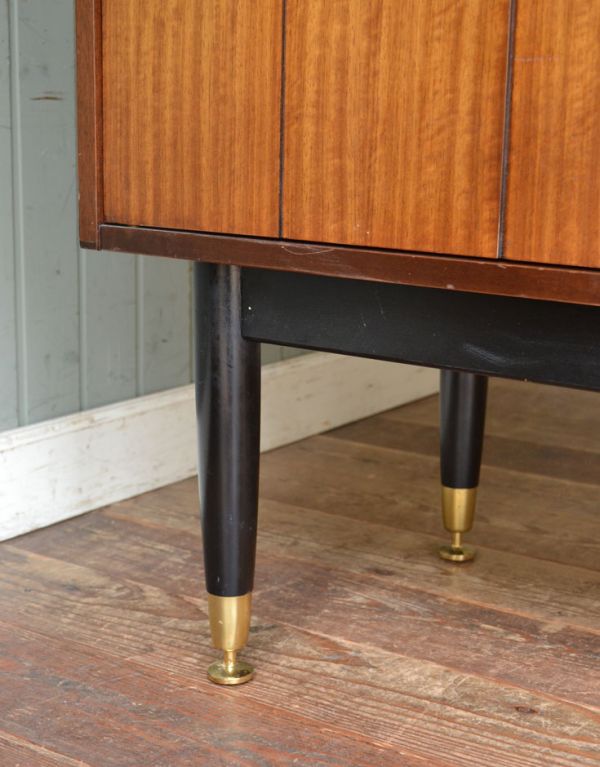 G-PLAN(Gプラン)　アンティーク家具　リビングボードにオススメのヴィンテージ家具、Gプランの２トーンサイドボード。きちんと支えます。(k-1113-f)