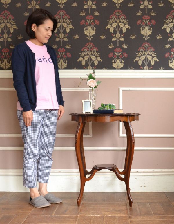 ロイドテーブル　アンティーク家具　脚がキレイな英国アンティーク家具、オケージョナルテーブル。そっと壁に付けて置くだけで、オシャレな雰囲気に。(k-1114-f)