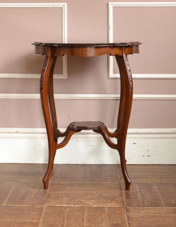 ロイドテーブル　アンティーク家具　脚がキレイな英国アンティーク家具、オケージョナルテーブル。細くて繊細なラインが美しい脚。(k-1114-f)