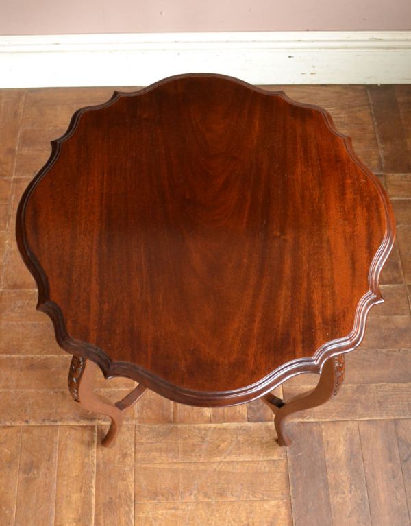 ロイドテーブル　アンティーク家具　脚がキレイな英国アンティーク家具、オケージョナルテーブル。流れるような木目が美しいです。(k-1114-f)