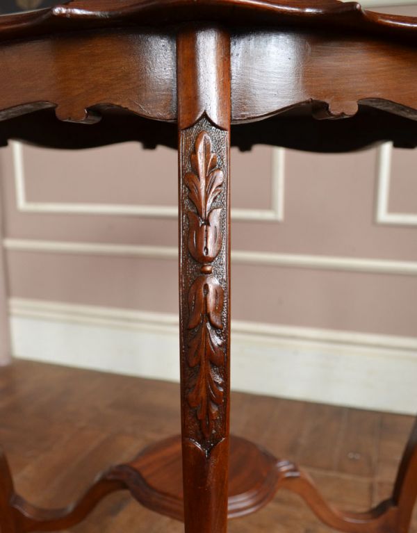 ロイドテーブル　アンティーク家具　脚がキレイな英国アンティーク家具、オケージョナルテーブル。とても美しい彫です。(k-1114-f)