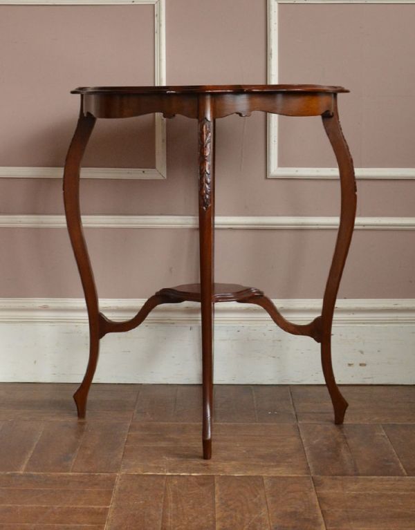 ロイドテーブル　アンティーク家具　脚がキレイな英国アンティーク家具、オケージョナルテーブル。専門の職人によってお直ししていますが、アンティークは新品ではありません。(k-1114-f)