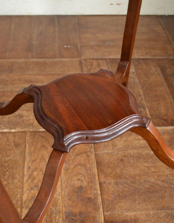 ロイドテーブル　アンティーク家具　脚がキレイな英国アンティーク家具、オケージョナルテーブル。下にはちょっとした物置があります。(k-1114-f)