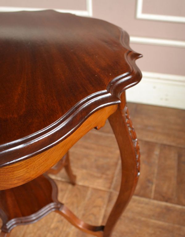 ロイドテーブル　アンティーク家具　脚がキレイな英国アンティーク家具、オケージョナルテーブル。ゆらゆらカットされた縁もキレイです。(k-1114-f)